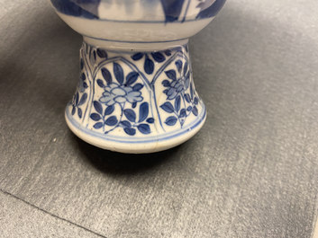 Une paire de bo&icirc;tes &agrave; th&eacute; et un gobelet en porcelaine de Chine en bleu et blanc, Kangxi